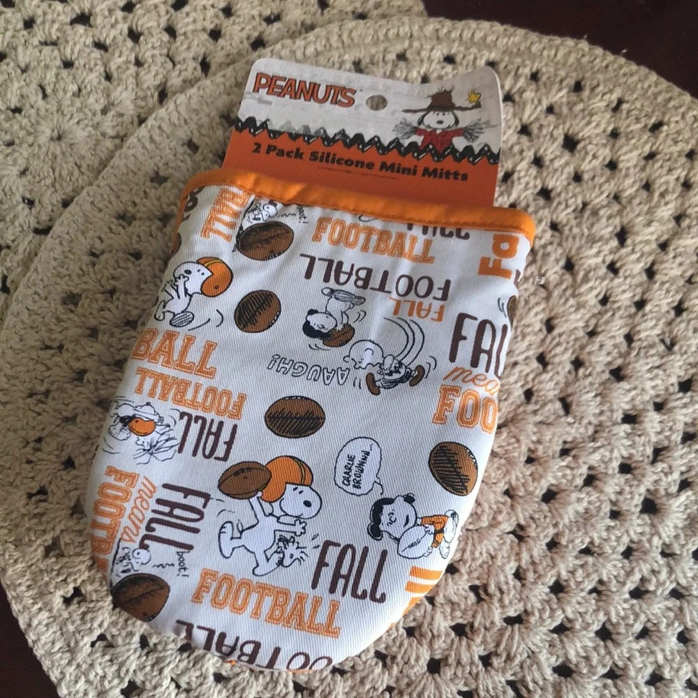 Peanuts Snoopy FOOTBALL Silicone Mini Mitts